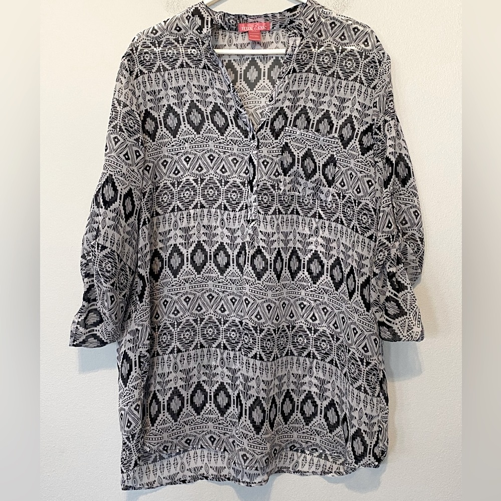 Mix & Co. Sheer Women’s XL v-neck tunic top, black & white geometric